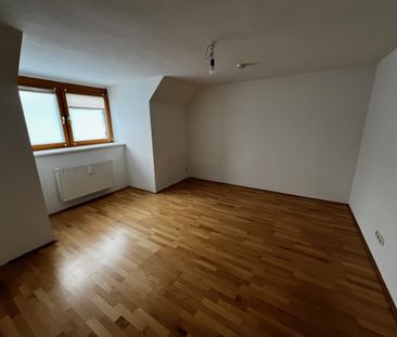 Bruck. Martin-Luther-Straße. Hippe Starterwohnung im DG - Foto 1