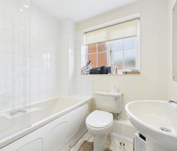 2 bedroom House in Waterhouse Mead, Sandhurst - Photo 4