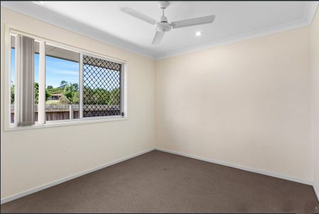 Four Bed Family Home ~ Backs onto Parkland! - Photo 2