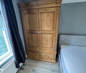 Room in a Shared House, London, SE8 - Photo 4