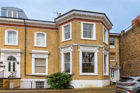 A spacious two bedroom flat, set in this purpose built block close to East Putney station. - Photo 3