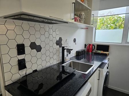 Ultra Modern - Fully Furnished unit - Photo 5
