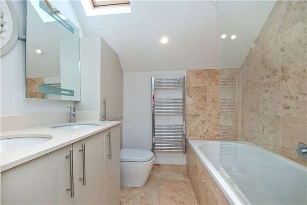 Bright two bedroom mews house with wood floors throughout, located off the Fulham Road - Photo 1