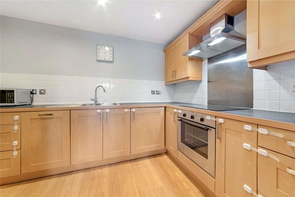 Locksons Close, the property is within proximity to Bartlett Park and Langdon Park DLR Station. Offer Furnished and Available now. - Photo 1