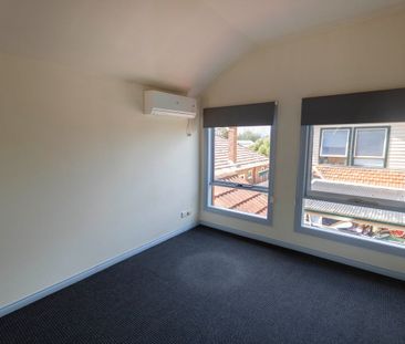 Perfectly positioned 3-bedroom 2-bathroom town home - 6 month lease - Photo 6