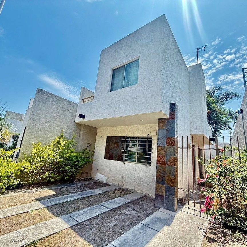 Casa en Renta en Carretera a Colotlan, Alhambra Residencial. - Photo 1
