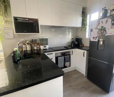 Stylish 3-Bedroom 2.5 bathroom plus a study in Prime Westgate Location - Photo 1