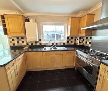 3 bedroom semi-detached garage/parking space to rent - Photo 6