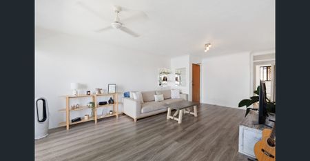 Waterfront ease in prime position - Photo 2