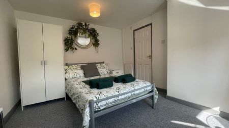 Somerset Road, Bournemouth - Photo 3