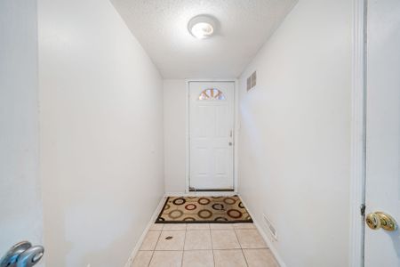 For Lease - 5 Claresholme Drive, Toronto, Ontario - Photo 4