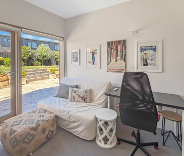 Beautifully Furnished 3 Bedroom Home with Manicured Gardens – 12+ M... - Photo 1