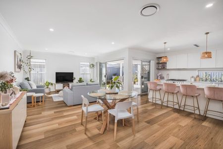 Stunning 3 Bedroom Home - Photo 3