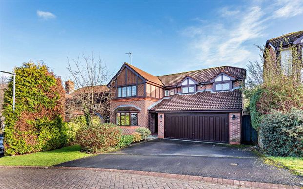 Spacious modern detached family home with superb open plan kitchen/dining room on quiet Wilmslow Cul-De-Sac - Photo 1