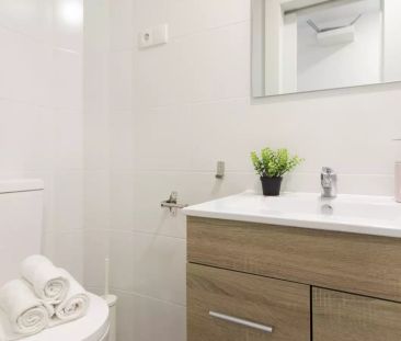Beautiful room for rent in 8-bedroom apartment perfect for singles in Atocha - Foto 4