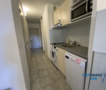 Location Appartement 2 pièces 27m² SANARY SUR MER 83110 - Photo 4