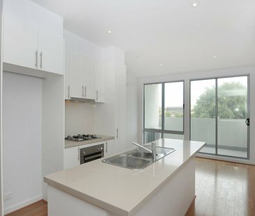 SPACIOUS, MODERN & BEACHSIDE - Photo 4