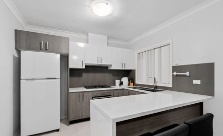 Spacious 3-Bedroom Townhouse in a Prime Location - Photo 3