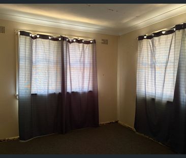 Spacious 3-Bedroom Home on Large Block - Photo 4