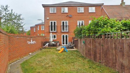 4 bedroom semi-detached house to rent - Photo 5