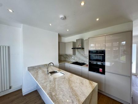 3 Bedroom Semi-Detached House - Photo 5