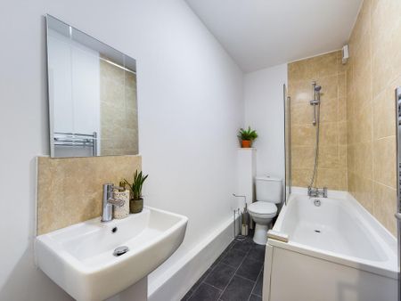 4 bedroom flat to rent - Photo 3