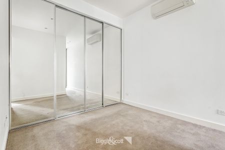 MODERN 2 BEDROOM APARTMENT IN SOUTH YARRA'S VOGUE COMPLEX! - Photo 5