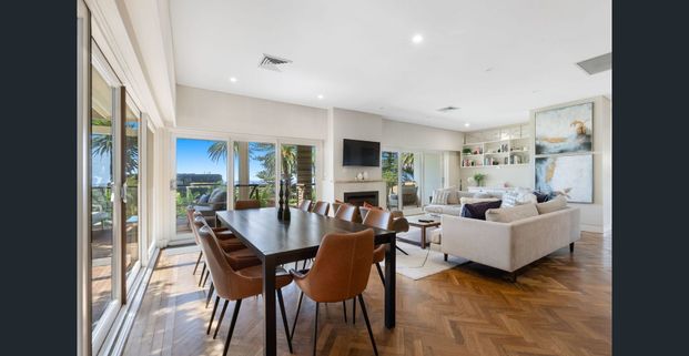 Fully Furnished Private/ Exclusive 5 bedrooms, 3 bathroom house with tennis court 1 minute walk to Bilgola Beach - Photo 1