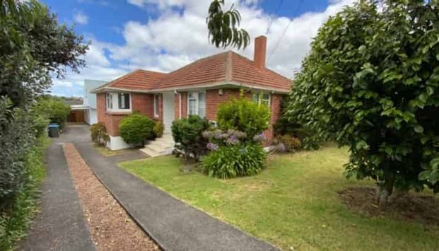 3 bedroom family home with carport - Photo 1