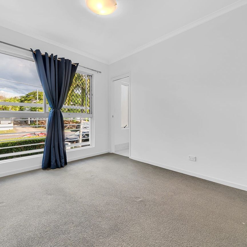 Stylish, low-maintenance apartment with pool in a secure complex offering both comfort and convenience. - Photo 1