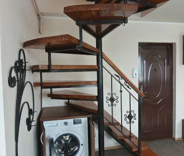 Inchiriez apartament 3 camere, spatios, central, et.5 + mansarda - Photo 5
