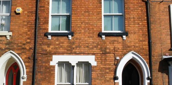 Fantastic house near town centre, hospital, shops and theatre, Yellow - Photo 2