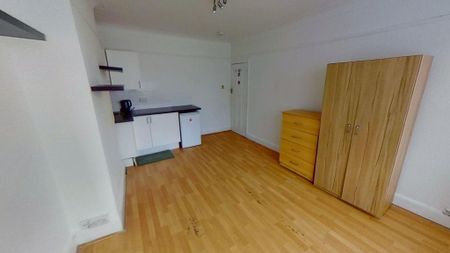 1 bedroom in a house share to rent - Photo 3