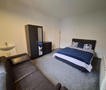 1 bedroom in a house share to rent - Photo 4