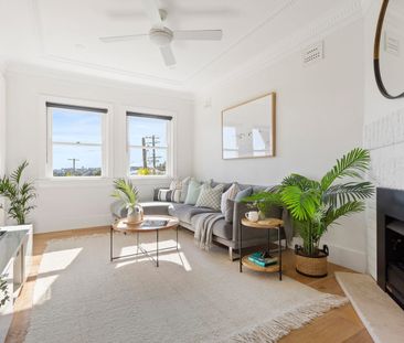 Furnished sunny upper duplex with huge outdoor area - Photo 1