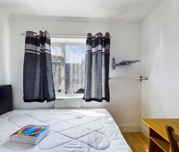 4 bedroom terraced house to rent - Photo 4