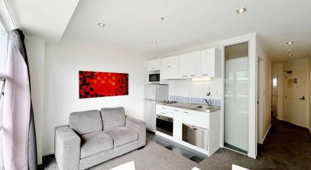 City Centre Urban Living - Stylish 2-Bedroom Apartment - Photo 2