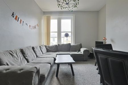 5 bedroom Student Maisonette to rent in Larkspur Terrace, Jesmond, Newcastle Upon Tyne - Photo 2