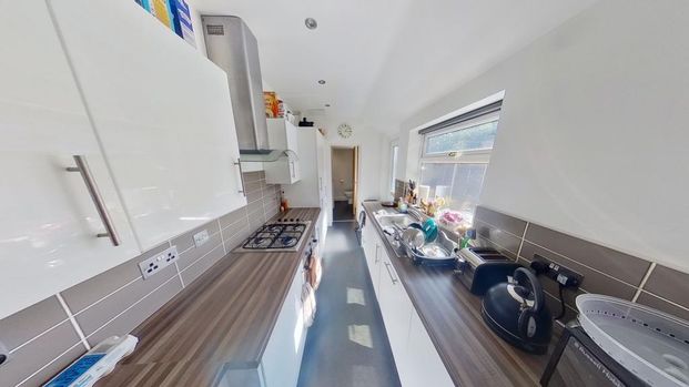 4 bedroom end of terrace house to rent - Photo 1