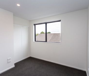 Sunny Townhouse in Handy Location - Photo 5