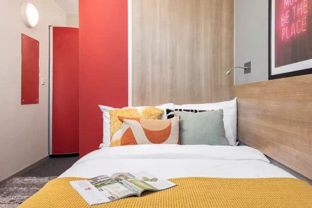 Large High Double Ensuite: Three Bed Flat - Photo 5