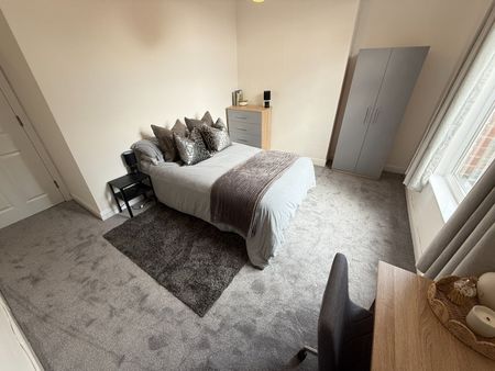 2 Bed Flat, Cardigan Road, LS6 - Photo 3