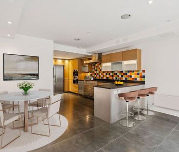 A well proportioned 6 bedroom home with a separate mews house in a ... - Photo 6