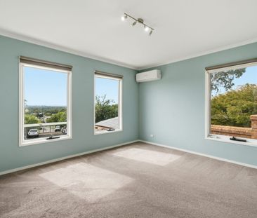 Stylish Townhouse Living in Prestigious Kew - Photo 1