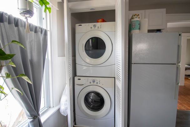 **BEAUTIFUL** 2 Bedroom Upper Unit in St. Catharines!! - Photo 1