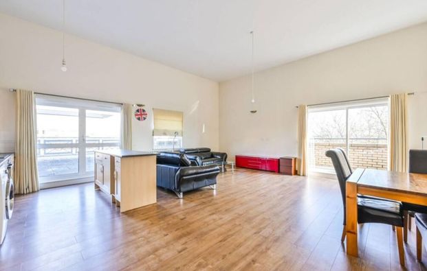 2 Bed Penthouse, Gean Court, N11 - Photo 1