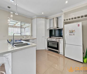 STYLISTIC MODERN RESIDENCE IN CRANBOURNE EAST - Photo 4