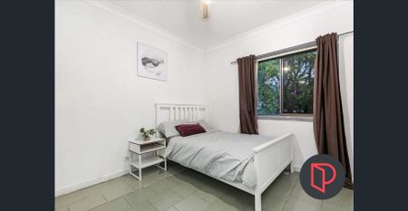 UPDATED SPACIOUS 5-BEDROOM FAMILY HOME - Photo 4