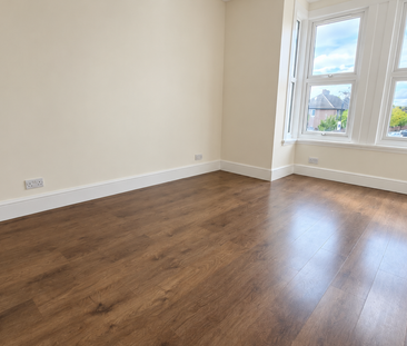 3 Bed Flat High Street South London E6 - Photo 2