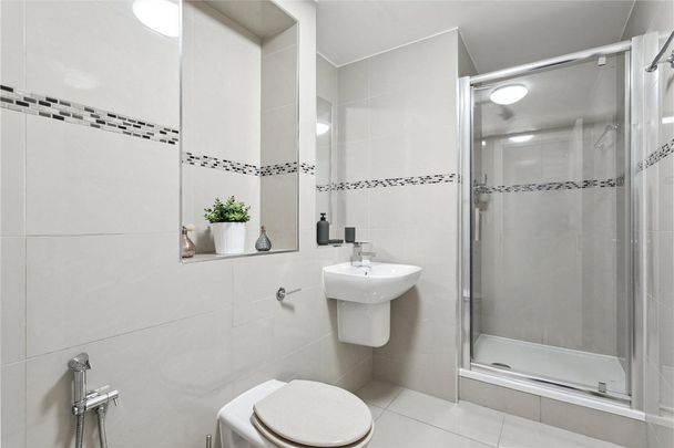 2 bedroom flat in London - Photo 1